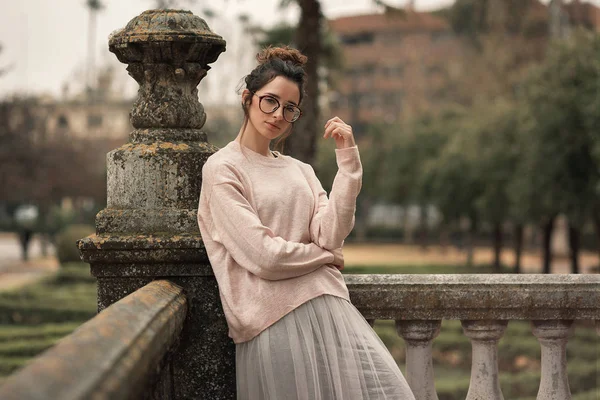 Mujer Pensativa Gafas Posando Por Barandilla Piedra Terraza —  Fotos de Stock