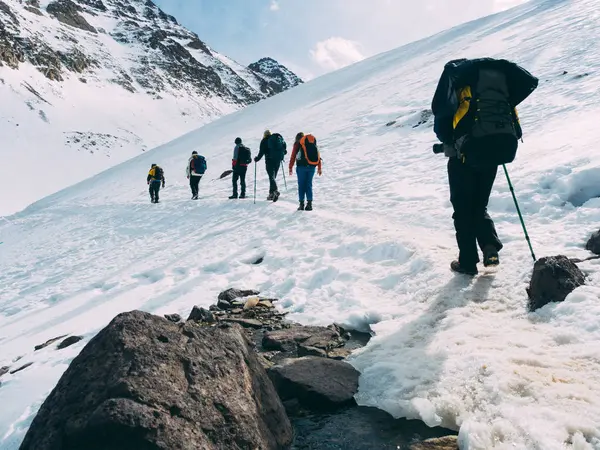 Widok Tyłu Ludzi Trekking Zjeździe Snowy — Zdjęcie stockowe