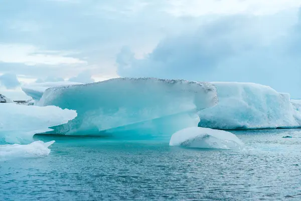 Stora isen klumpar i vatten — Stockfoto