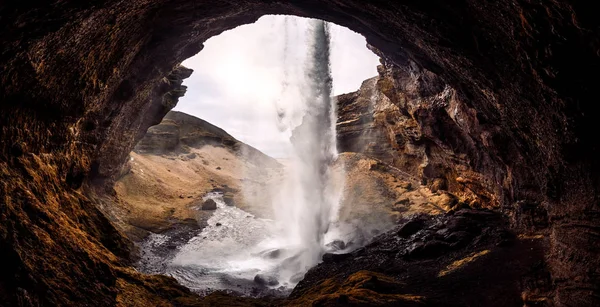 Водопад, текущий в скалах — стоковое фото