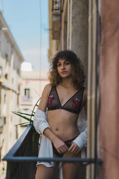 Femme en sous-vêtements élégants debout sur le balcon — Photo