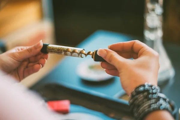 Vrouw Bereidt Marihuana Voor Een Glazen Stomp — Stockfoto