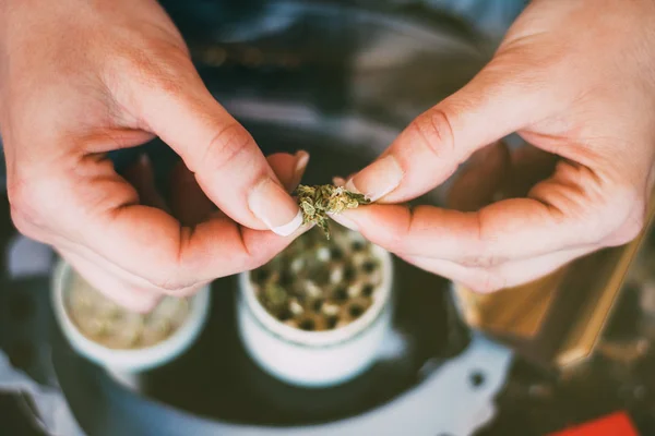 Mujer Preparando Marihuana Conjunta — Foto de Stock