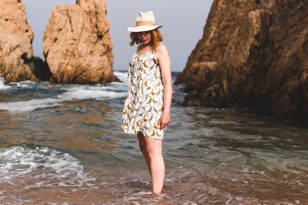 Woman standing in sea — Stock Photo, Image