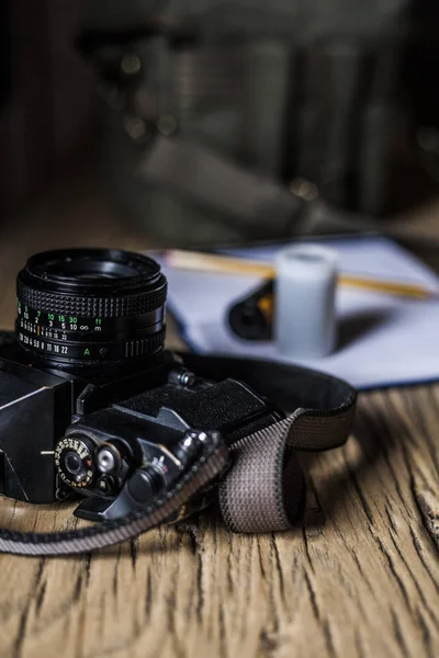 Analog kamera på träbord — Stockfoto