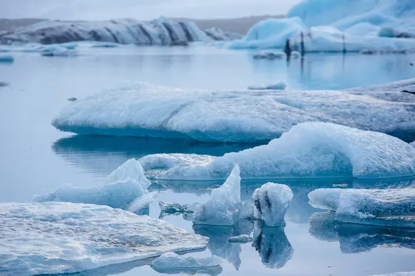 Pływające w jeziorze lód — Zdjęcie stockowe