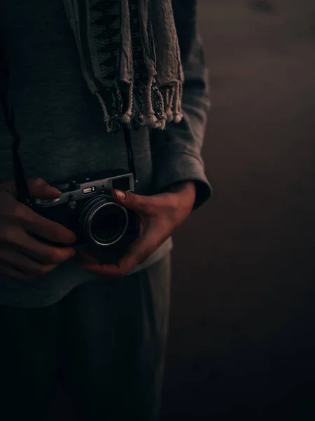 Χέρια που κρατούν φωτογραφική μηχανή φωτογραφιών — Φωτογραφία Αρχείου