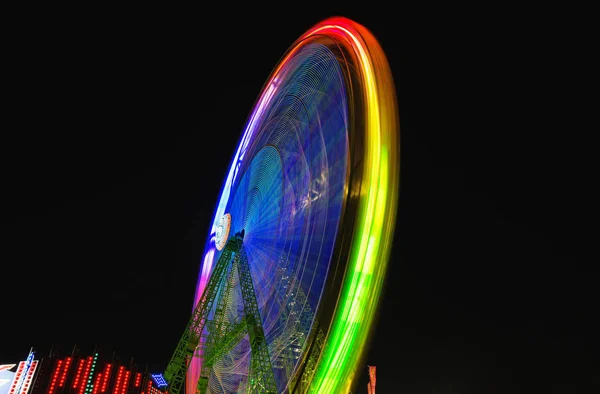 Sporen Van Kleurrijke Lichten Bewegend Reuzenrad Achtergrond Van Donkere Nachtelijke — Stockfoto