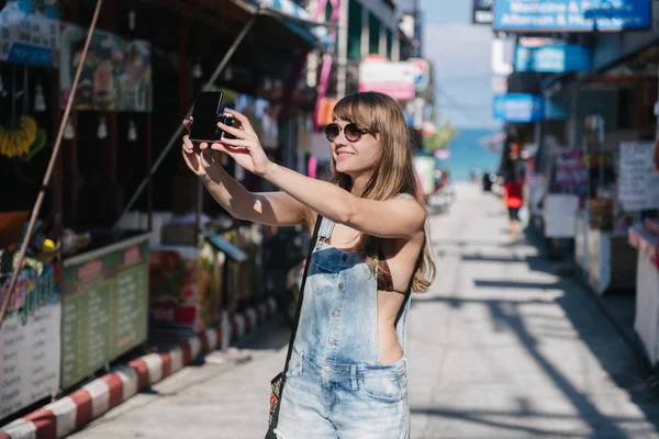 Sokakta selfie çeken kadın. — Stok fotoğraf