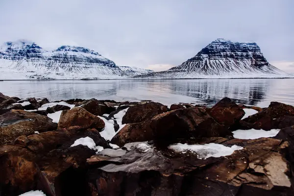 바위와 눈 산 호수 — 스톡 사진