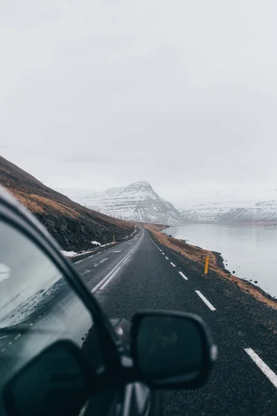 Voiture conduite sur route froide sombre — Photo