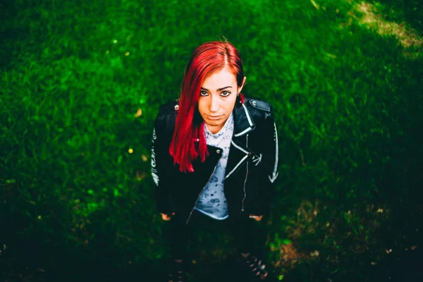 Woman with red dyed hair standing on grass — Stock Photo, Image