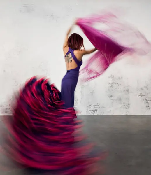 Dançarino Flamenco Ação Com Traje Típico Dança Espanhola Alta Velocidade — Fotografia de Stock