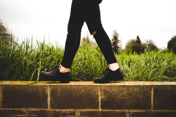 Vrouw lopen op muur — Stockfoto