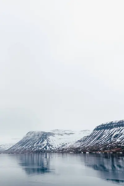 Felsige, leicht verschneite Berge — Stockfoto