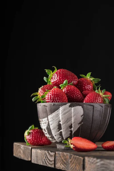 Bowl of ripe strawberries — Stock Photo, Image