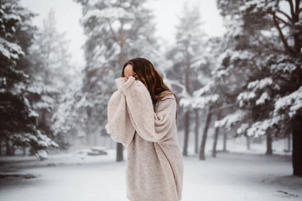 Frau bedeckt Gesicht mit Schnee — Stockfoto