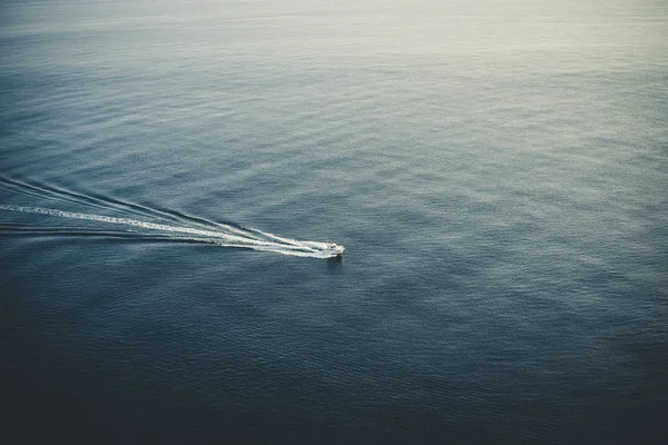 Човен в русі на поверхні моря — стокове фото
