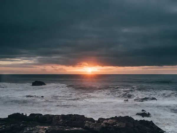 Puesta de sol brillante sobre el océano — Foto de Stock