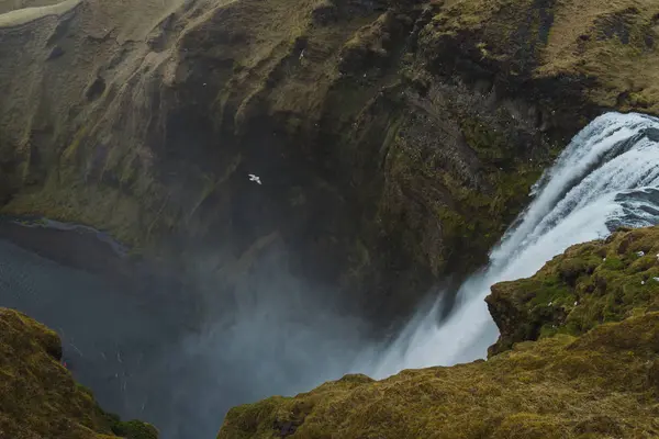 Stort vattenfall och klippor — Stockfoto