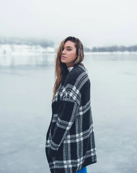 Woman standing at frozen lake — Stock Photo, Image