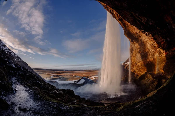 Waterfall flowing in rocks — Stock Photo, Image