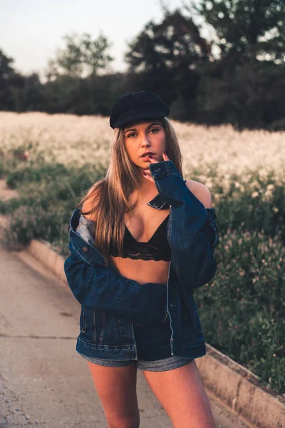 Woman in black bra standing in countryside — Stock Photo, Image