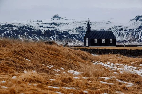 Kleine Kirche auf trockener Wiese — Stockfoto