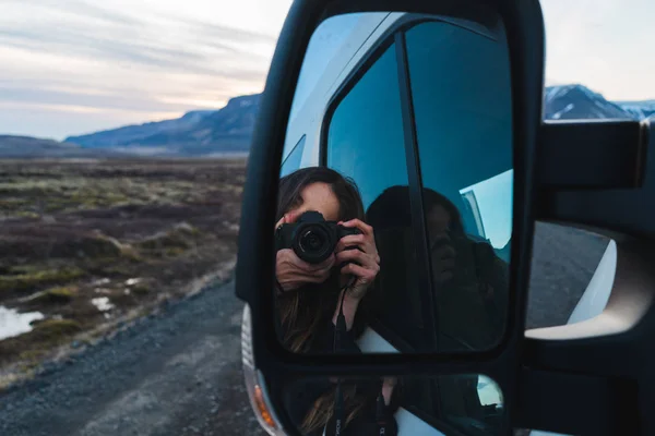 Refleksja Młodej Kobiety Kamerą Lusterku Wstecznym Samochodu Podczas Podróży Przez — Zdjęcie stockowe