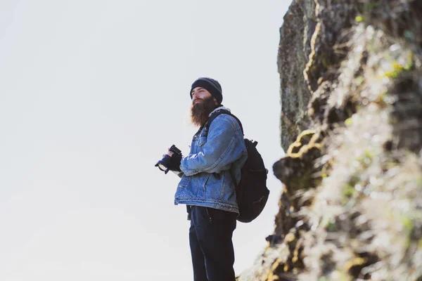 Hombre con cámara al lado del acantilado — Foto de Stock