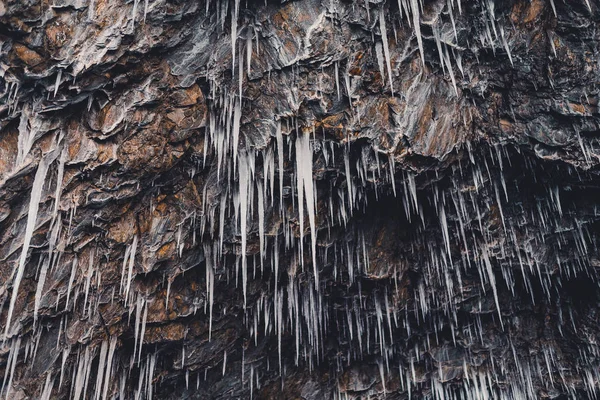 Cliff üzerinde donmuş buz sarkıtları — Stok fotoğraf