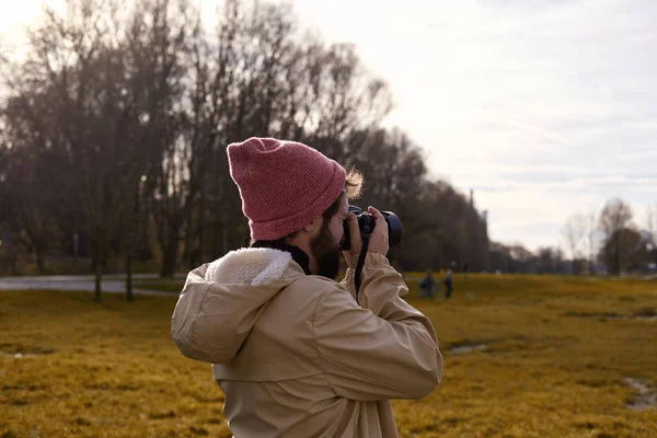 Vista Lateral Del Fotógrafo Pie Tomando Fotos Parque Munich — Foto de Stock