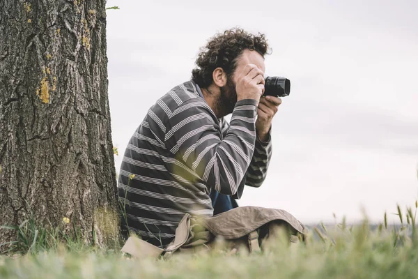 Fotogiornalista maschio che scatta foto — Foto Stock