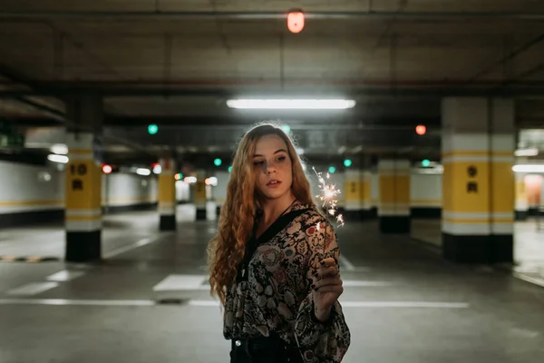 Jovem Mulher Estacionamento Com Sparkler — Fotografia de Stock