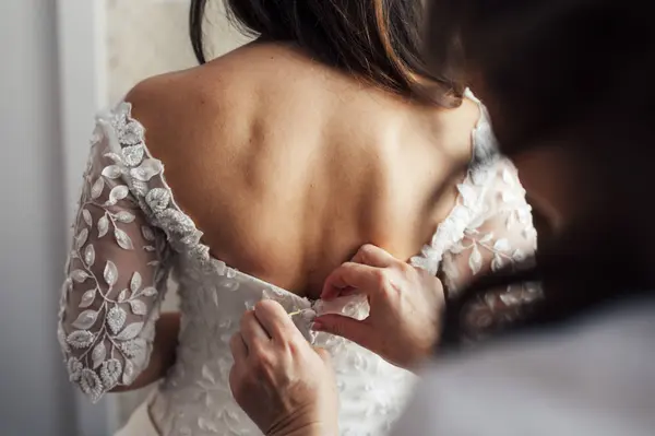 Mano Ayudando Novia Irreconocible Botón Vestido Blanco — Foto de Stock