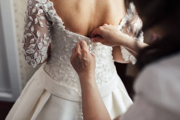 Hand Hilft Der Unkenntlichen Braut Weißes Kleid Knöpfen — Stockfoto