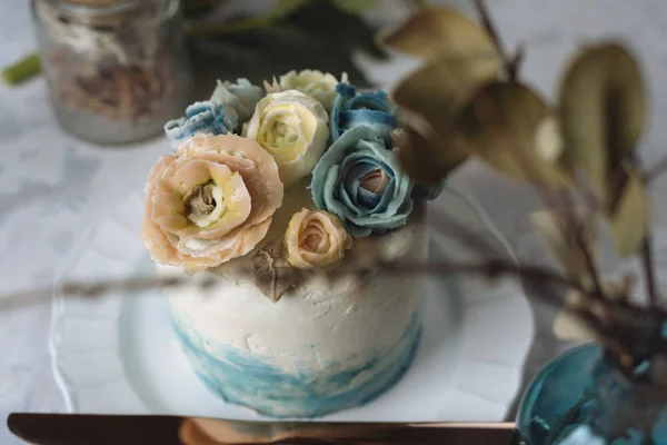 Bolo Casamento Com Flores Creme Manteiga Azul Bege Placa Branca — Fotografia de Stock