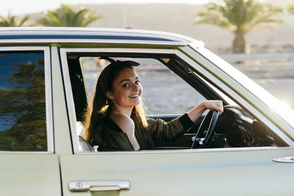 Woman sitting in vintage car — Stock Photo, Image