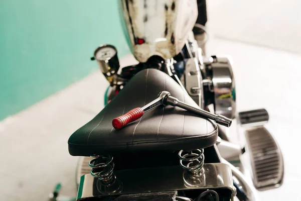 Chave no assento da motocicleta — Fotografia de Stock