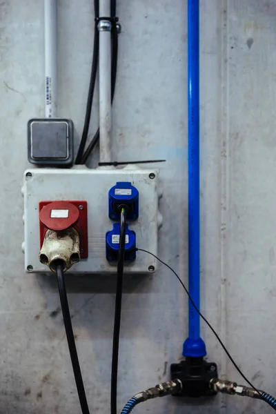 Stecker in mechanischer Garage — Stockfoto