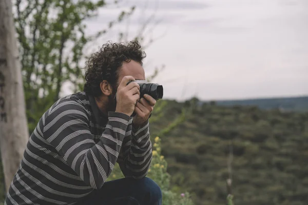 Fotoperiodista masculino tomando fotos — Foto de Stock