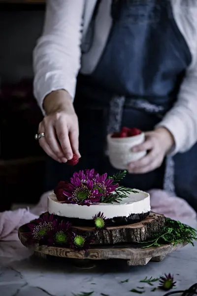 Wanita menghias kue dengan buah berry — Stok Foto