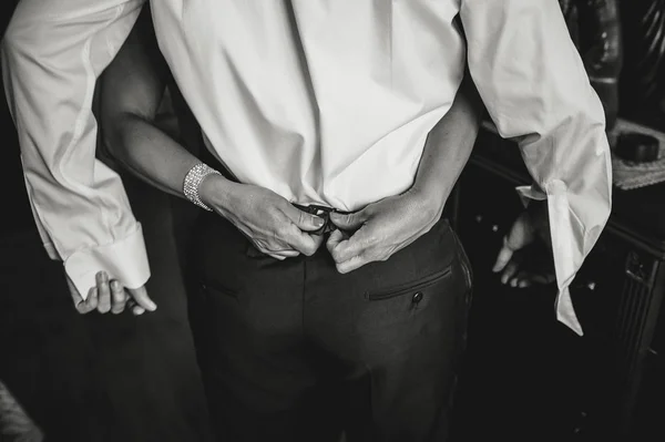 Černobílý Záběr Rukou Zapínání Kalhoty Pro Stylový Muž — Stock fotografie