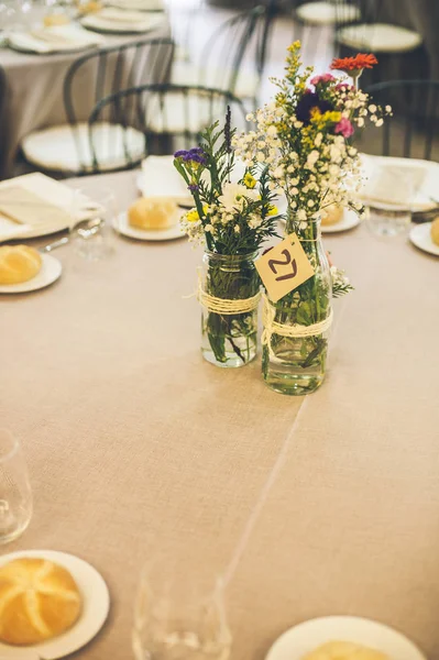 Belles Fleurs Rustiques Lumineuses Bouteille Sur Table Banquette Servie — Photo