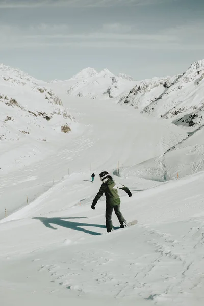 Persoon snowboarden op besneeuwde helling — Stockfoto
