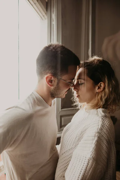 Couple Affectueux Embrasser Coller Maison — Photo