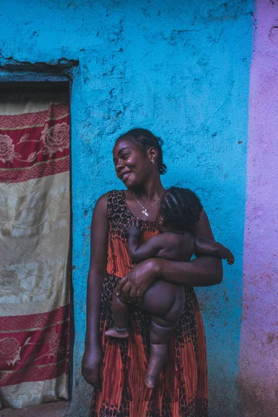 Kamerun Afrika April 2018 Leende Vuxen Afrikanska Kvinna Hålla Nakna — Stockfoto