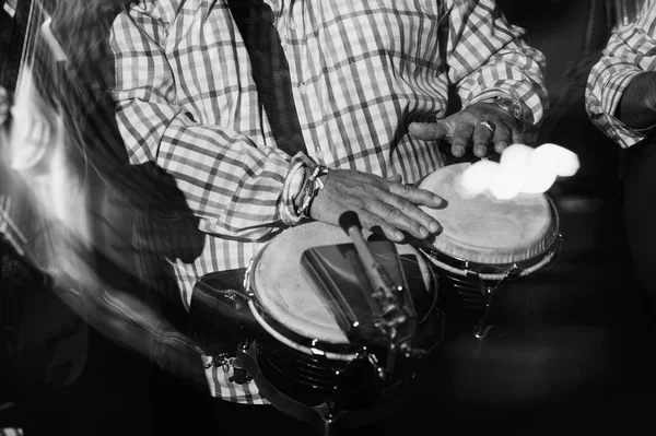 Cultivado Músico Tocando Batería Club Nocturno Tiro Blanco Negro Con — Foto de Stock