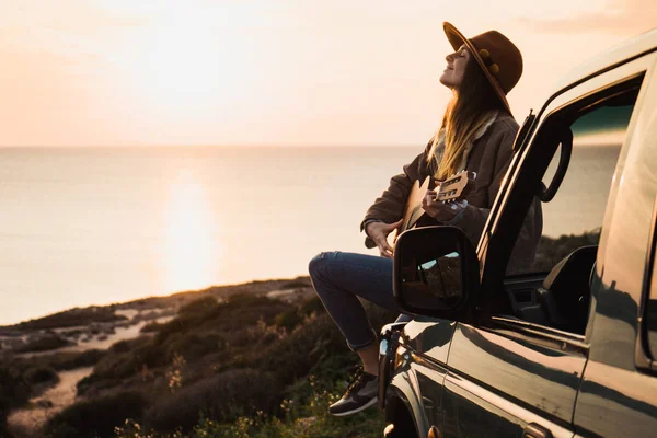 Woman Enjoying Sunset Playing Guitar While Sitting Car Seaside — Stock Photo, Image