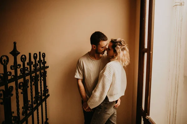 Romantique Jeune Couple Embrassant Maison — Photo